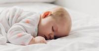 4. Cegah bayi tidur tengkurap