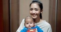 11. Ririn Dwi Ariyanti mengandung anak kedua sebelum anak pertama berumur setahun