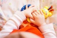 7. Ajarkan bayi memegang mainan 2 tangan