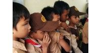 Foto Lucu Anak-Anak SD Saat Suntik Imunisasi Difteri