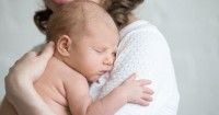 3. Bayi sering gumoh, posisikan tegak