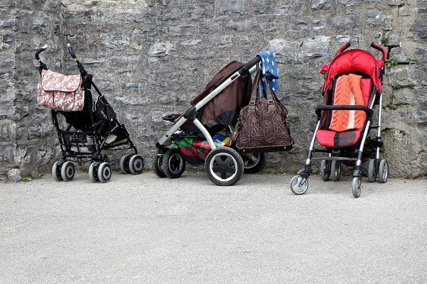 7. Stroller atau gendongan