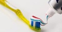2. Hindari pasta gigi mengandung zat pemutih detergen