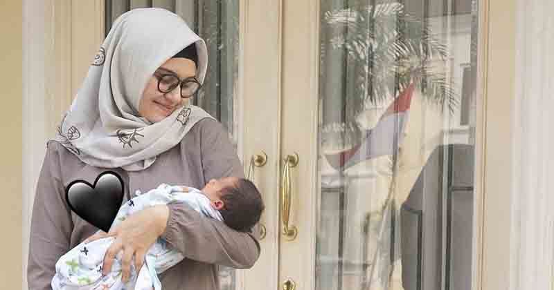 3. Zee Zee Shahab melahirkan bayi laki-laki - 5 Agustus