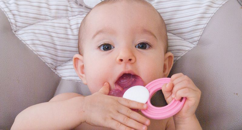 3. Teether dingin bisa meredakan nyeri sakit gigi anak