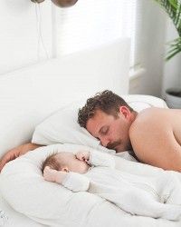 3. Atur posisi tidur Mama Papa