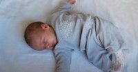 Cegah Bayi Jatuh dari Tempat Tidur 7 Cara Berikut