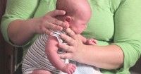 2. Letakkan bayi pangkuan