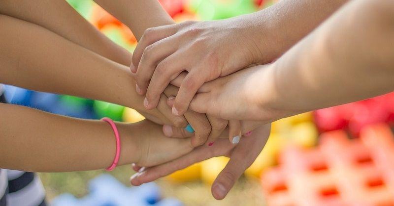 Catat ya Ma Ini Cara Melatih Anak agar Mampu Bekerjasama Teman