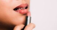 5. Gunakan lipstik berlapis