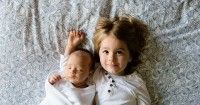 5. Bagaimana saya mengurus si Kakak jika bayi baru lahir terus “menempel”