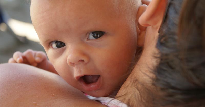 5 Cara Bercanda Orangtua Membahayakan Kesehatan Bayi