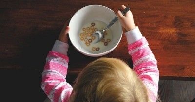 Begini 7 Cara Mengatasi Anak yang Suka Mengemut Makanan