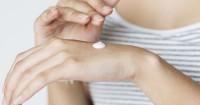 2. Kenakan body lotion setelah mandi
