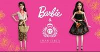 1. Pertama satu-satu boneka Barbie mengenakan Batik