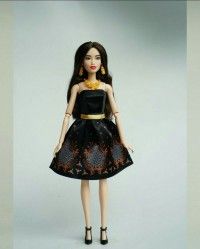 3. Barbie mengenakan batik Kawung Manis Sawunggaling Latar Kopi Pecah