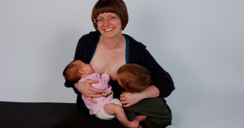 Tips Sukses Menjalani Tandem Nursing Mama Menyusui Dua Anak