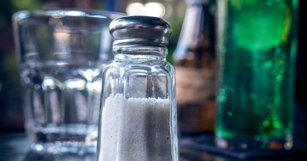 Cara membersihkan panci gosong dengan garam