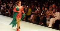 1. Anggun balutan kebaya Jawa