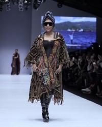 2. Menawan oversized outer dari kain tenun