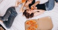 1. Menghindari makan mendekati waktu tidur