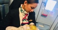 Viral Seorang Pramugari Menyusui Bayi Penumpang Dalam Pesawat