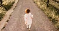 Tahapan Bayi Belajar Berjalan Dari Duduk Hingga Langkah Pertamanya