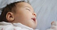 5. Tidur bersama bayi