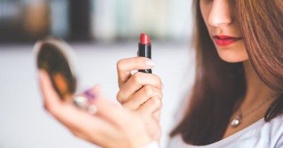 5 Cara Memakai Lipstik Sesuai Bentuk Bibir Kamu
