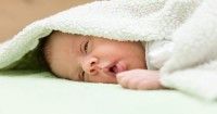 Mama Wajib Tahu Ini Alasan Bayi Tidur Mata Terbuka