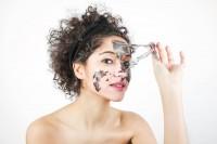 4. Gunakan exfoliator saat mencuci muka