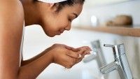 2. Jangan pernah menggunakan air panas mencuci muka