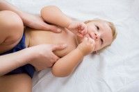 6. Melancarkan pencernaan memijat perut bayi 