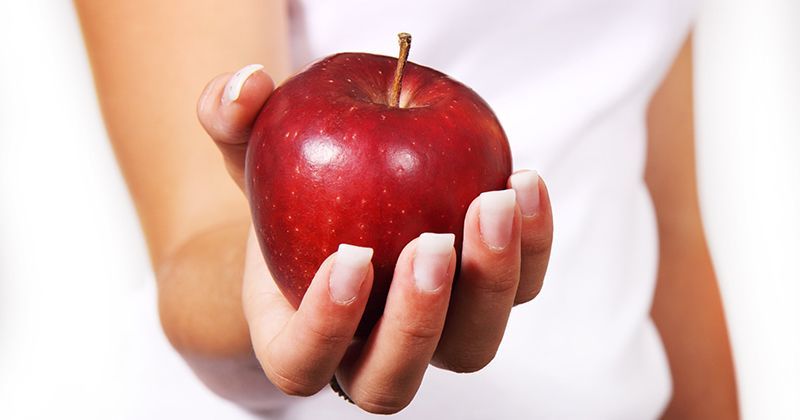 3. Buah apel mengandung zat malat menetralkan asam urat
