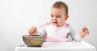 Menolak sendok merupakan tahap perkembangan bayi