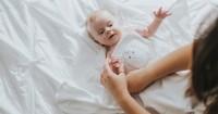 Umur Berapa Bayi Harus Berhenti Dibedong Ini Faktanya