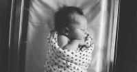 3. Keringkan tubuh bayi