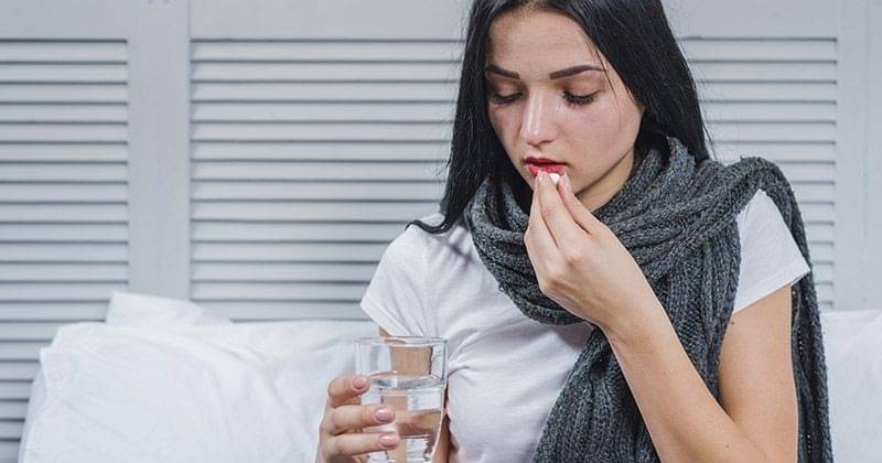 5 Cara  Mengatasi  Obat Tersangkut di  Tenggorokan  Popmama com