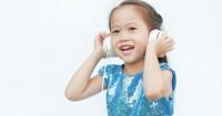 2. Mendengarkan (listening) audio percakapan bahasa Inggris 
