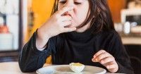 Mengapa Beberapa Orangtua Memaksa Anak Menghabiskan Makanan