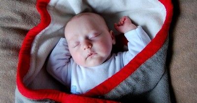Cara Menyendawakan Bayi saat Tertidur yang Bisa Mama Coba