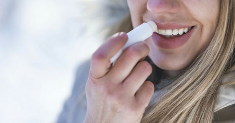 6. Menggunakan lip balm secara rutin