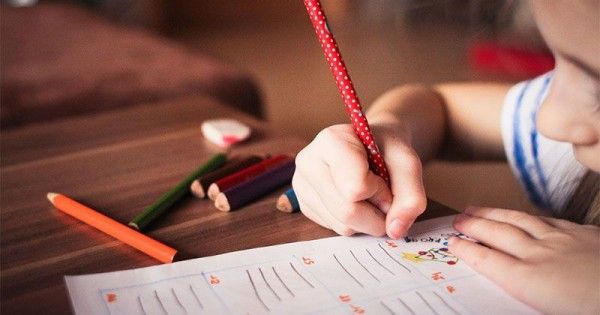 Cara mengajari anak menulis huruf abjad