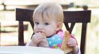 Memperkenalkan Tekstur Makanan Bayi Sesuai Tahapan Usianya
