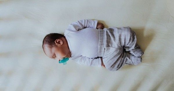 Bolehkah bayi 1 bulan tidur miring