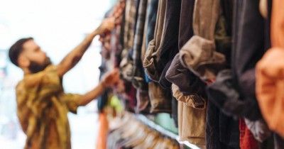 5 Cara Membersihkan Baju Bekas dari Thrift Shop
