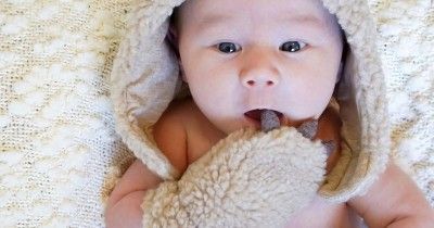 Penggunaan Sarung Tangan Bisa Menghambat Perkembangan Sensorik Bayi