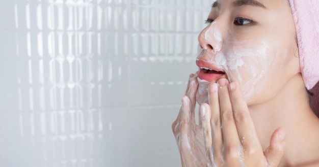 2. Membersihkan wajah sabun cuci wajah sesuai kondisi wajah