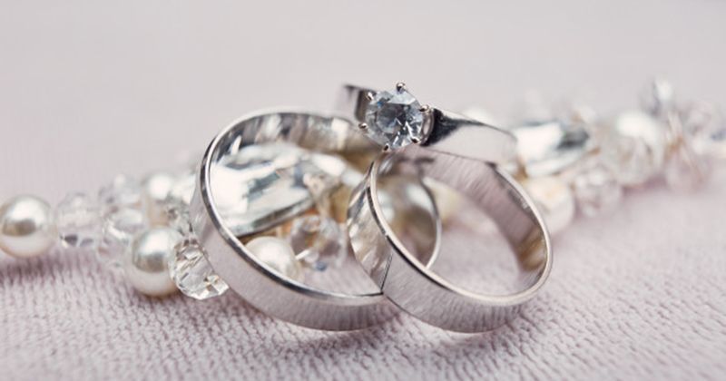 Cara Membersihkan Perhiasan Perak