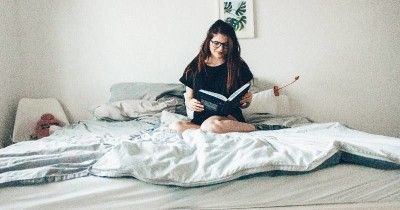 5 Manfaat Baca Buku sebelum Tidur bagi Kesehatan